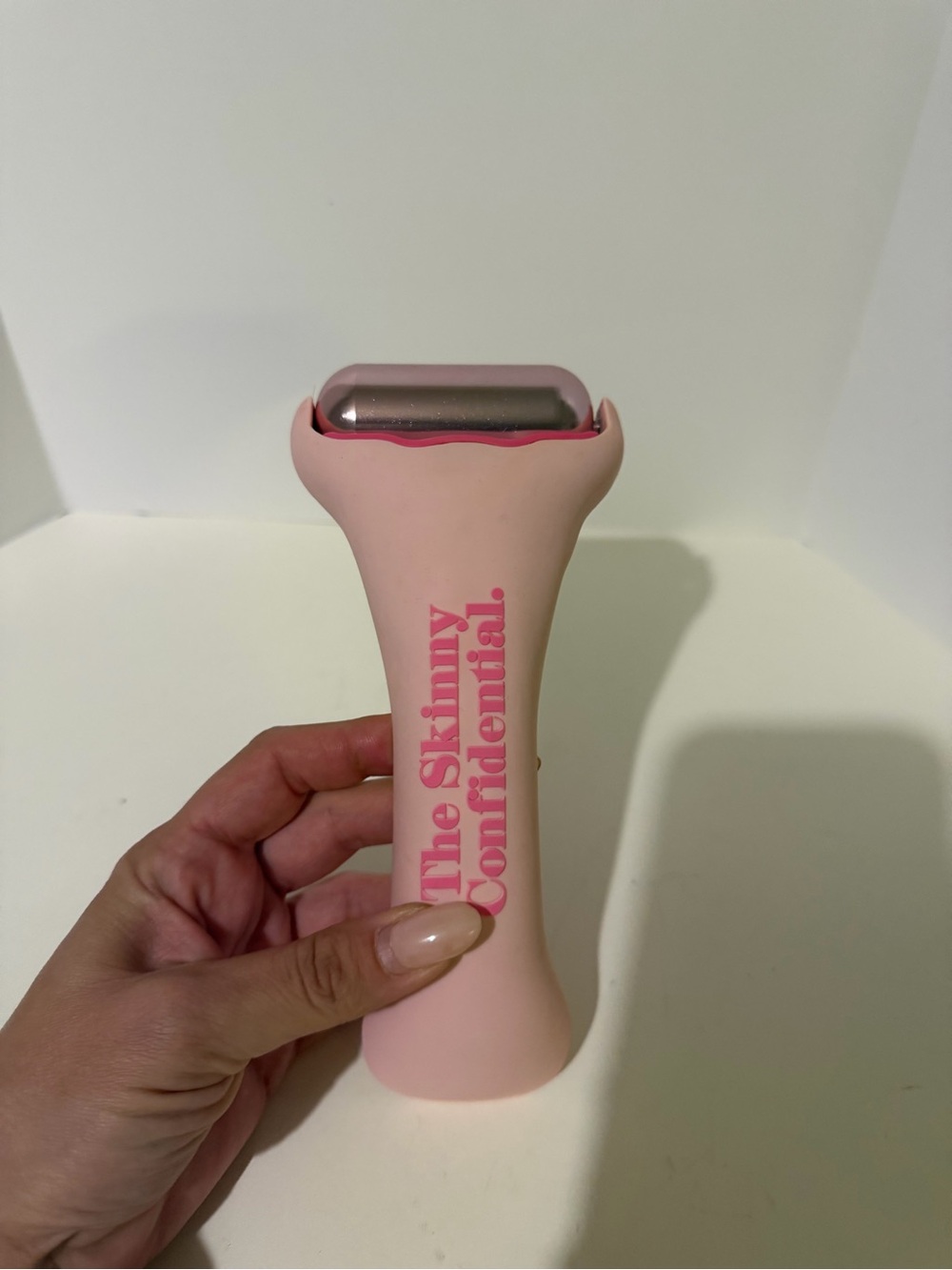 The Skinny Confidential Ice Roller - Pink